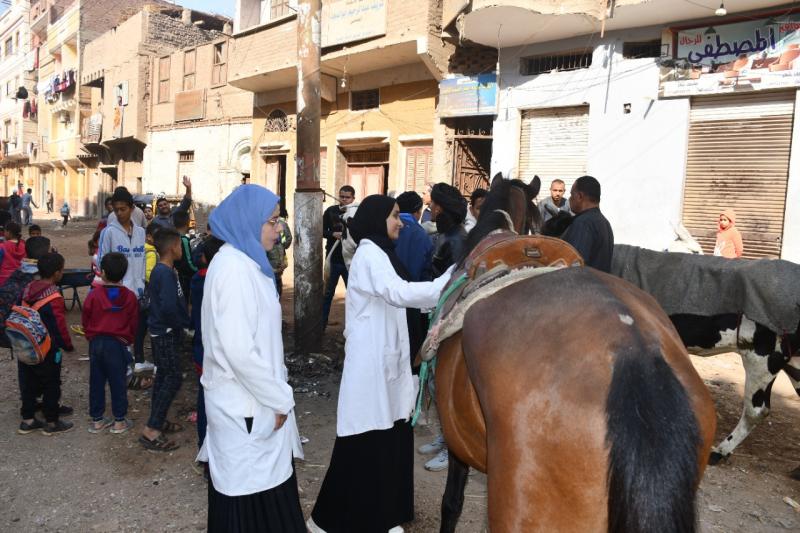 جانب من القافلة الطبية