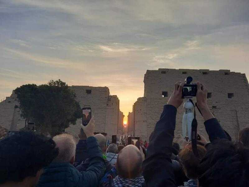 أكثر من ألف سائح مصري و أجنبي يشهدون ظاهرة تعامد الشمس على محور معابد الكرنك بالاقصر