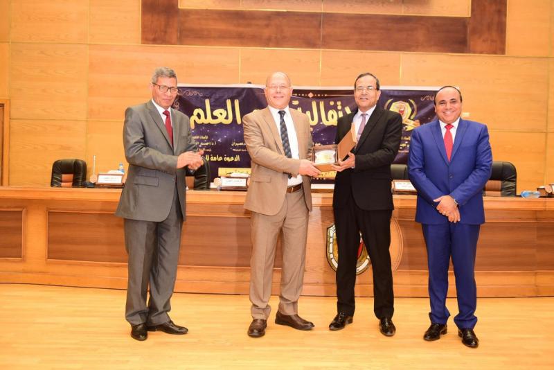جامعة سوهاج تكرم علمائها وباحثينها