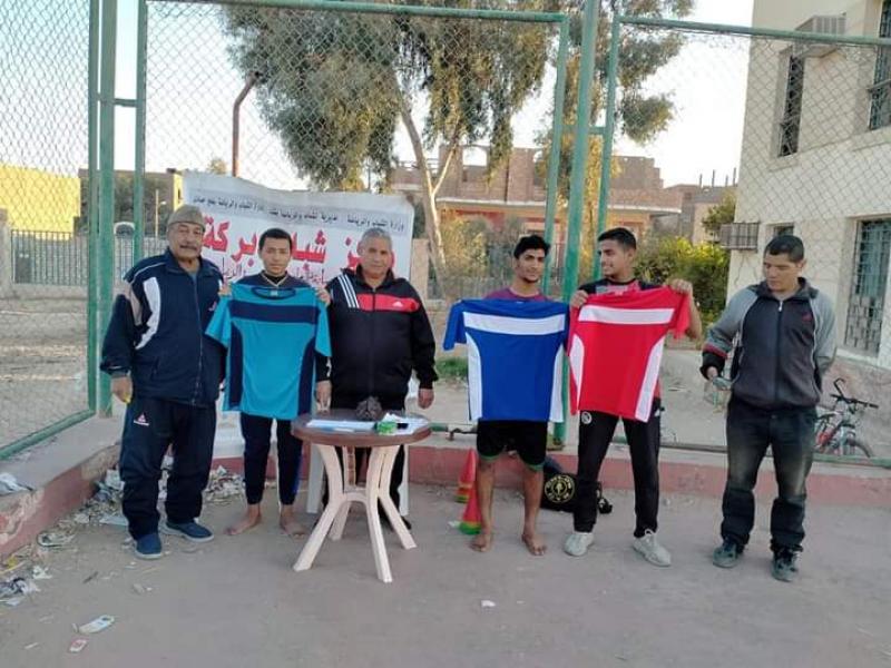 ا. عبد الستار الجمال مع بعض اللاعبين
