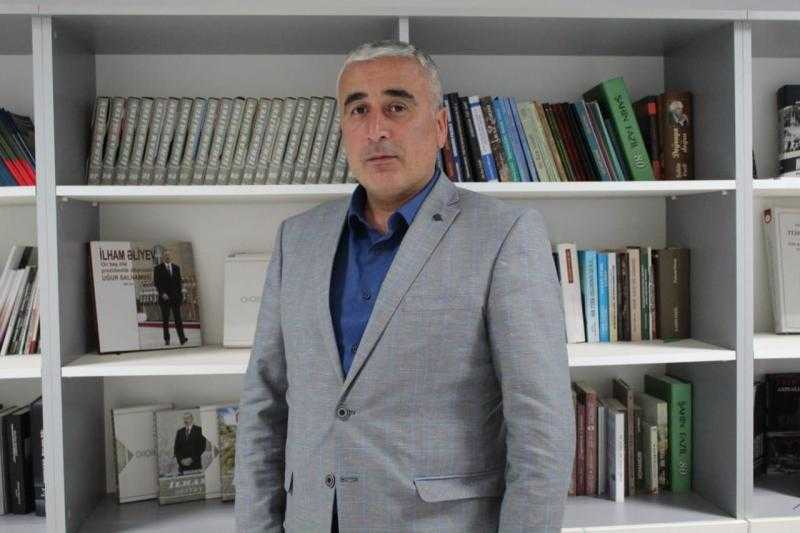 سيد عبد الله جباروف مشرف قسم العربى فى مجمع التذكارى للإبادة الجماعية فى مدينة قوبا الآذربيجانية