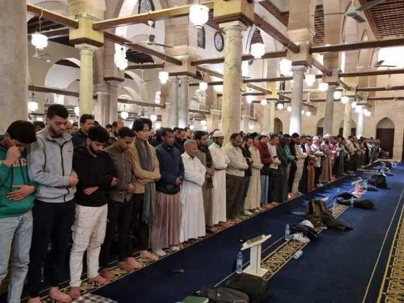 بحضور وكيل وقيادات الأزهر.. آلاف المصلين يؤدون صلاتي العشاء والتراويح بروايتي الدوري عن الكسائي والسوسي عن أبي عمرو