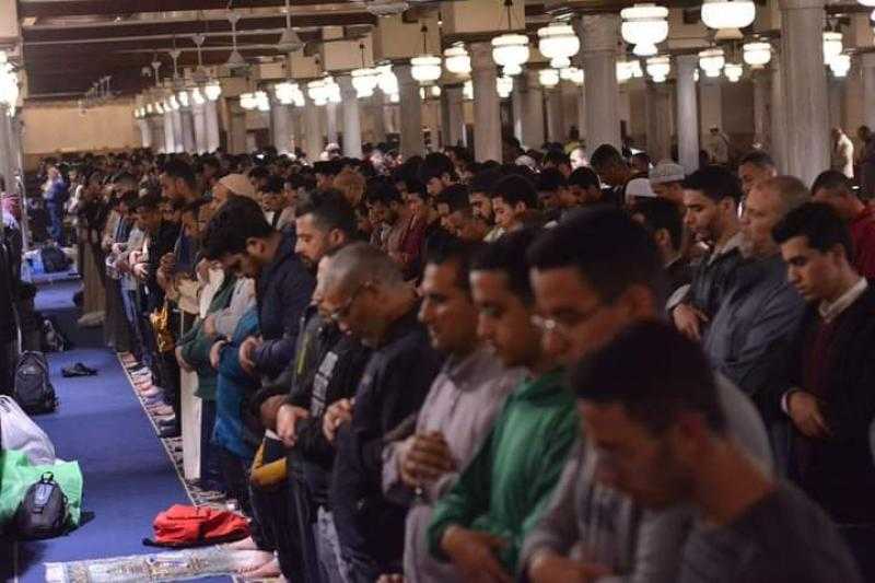 آلاف المصلين يؤدون العشاء والتراويح بالجامع الأزهر