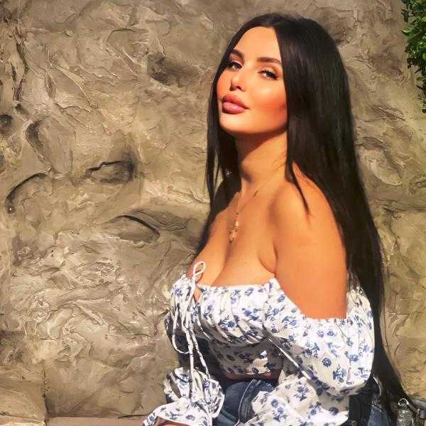 عارضة الأزياء السورية لارا بيازيد: أحب غموضي وأنوثتي هي التي تمنحني الجمال والثقة