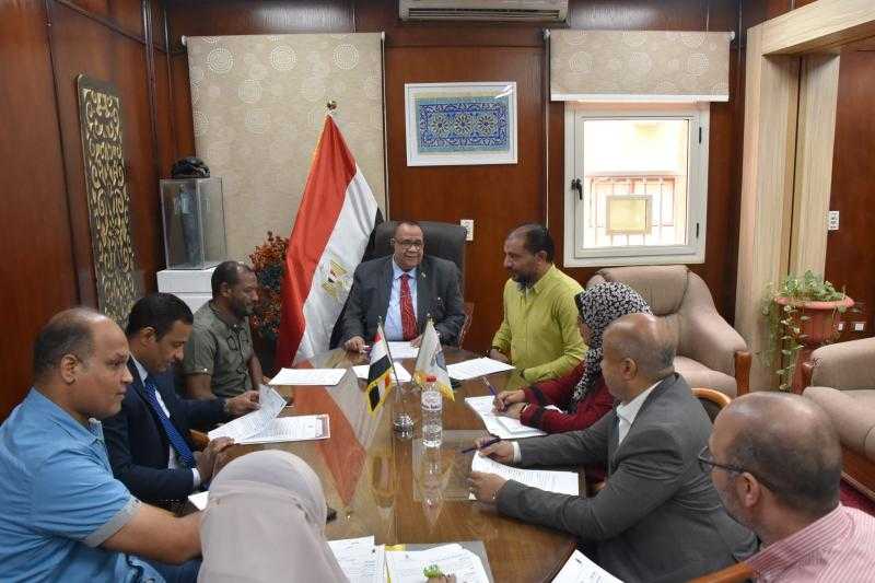 رئيس جامعة الأقصر يترأس الاجتماع الدوري لمجلس شئون خدمة المجتمع وتنمية البيئة