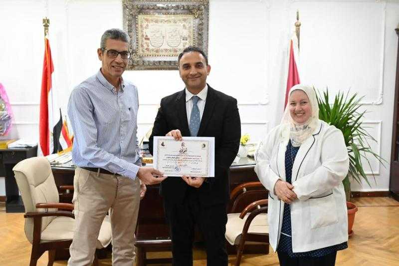تكريم المشاركين في دورات مركز الخدمة العامة لتنمية المجتمع المحلى بجامعة الفيوم
