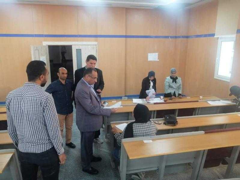 رئيس جامعة طيبة التكنولوجية بالاقصر يتفقد انطلاق امتحانات نهاية العام