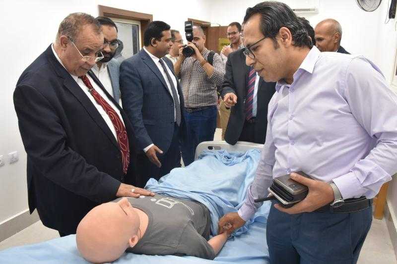 رئيس جامعة الأقصر يستقبل وفد الهيئة العامة للرعاية الصحية داخل مبنى كلية الطب