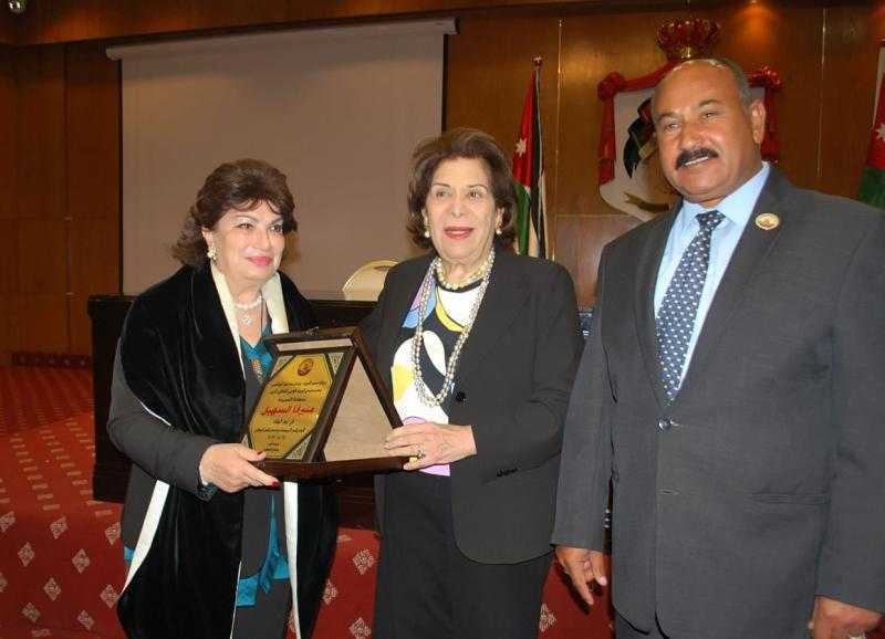 في أمسية شعرية لمنتدي البيت العربي … الأميرة وجدان بنت فواز الهاشمي تكرم الشيخة منيرفا السهيل و نخبة من السيدات الأردنيات الرائدات