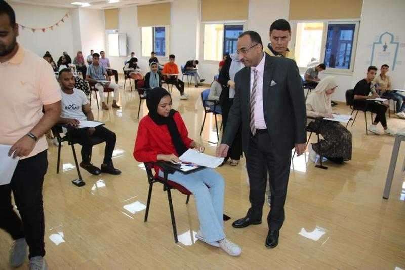 رئيس جامعة طيبة التكنولوجية بالاقصر يتابع سير امتحانات نهاية العام الجامعي
