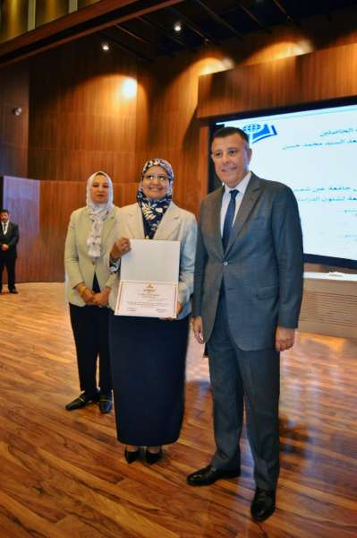 د. إيناس حامد تتسلم شهادة التكريم من د. محمود المتبني رئيس الجامعة 