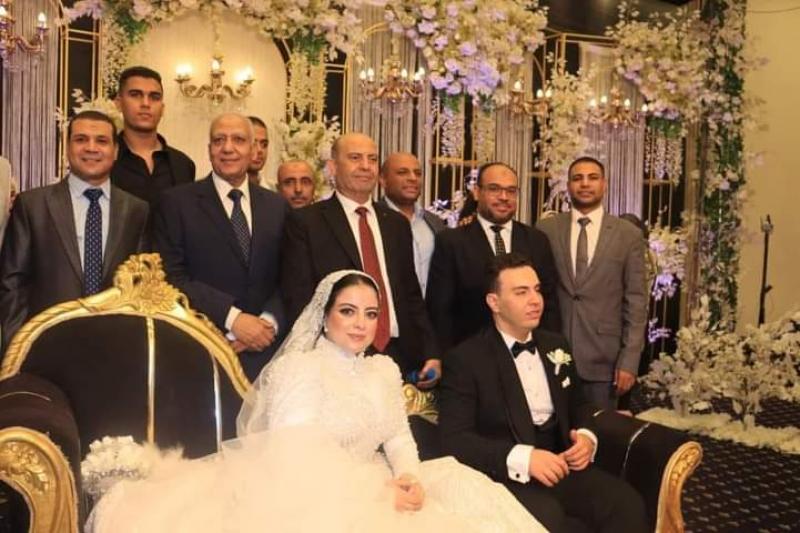 العروسين واسرتيهما خلال الحفل