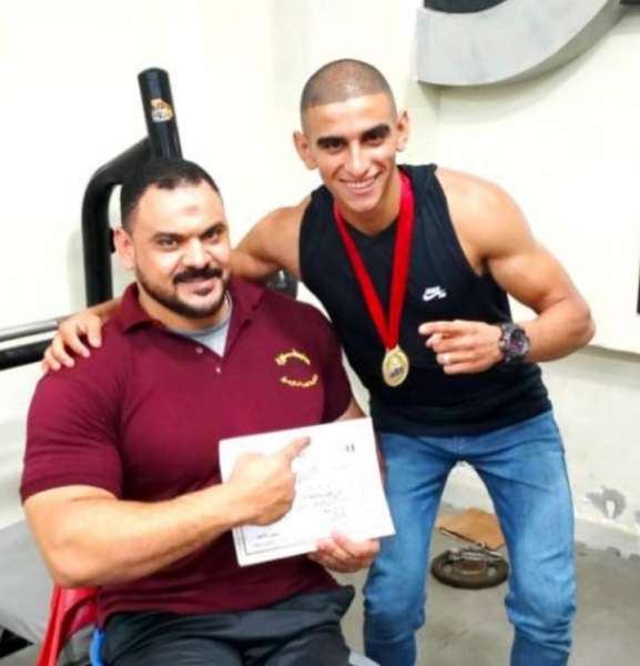 عمر سليمان مع مدربه محمد إسماعيل