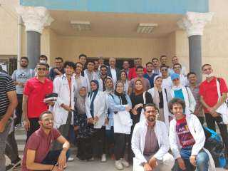 جامعة سوهاج تشارك في القافله الطبية التي انطلقت لمنطقه زرايب ١٥ مايو بحلوان