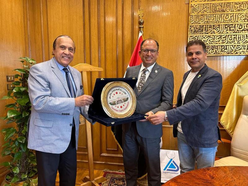 الدكتور السيد قنديل يتسلم درع الاتحاد المصري للدارتس