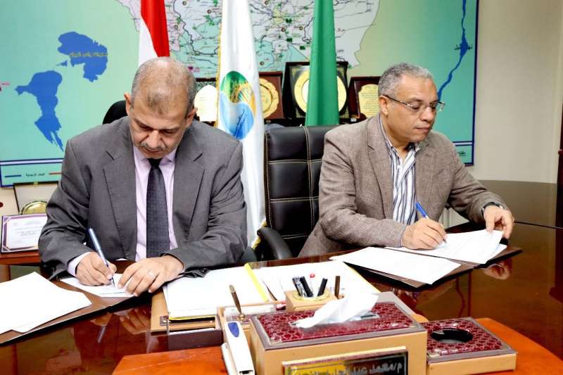 جانب من توقيع العقد