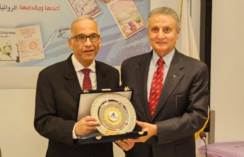 السفير رضا الطايفي يكرم الكاتب مصطفي عبدالله