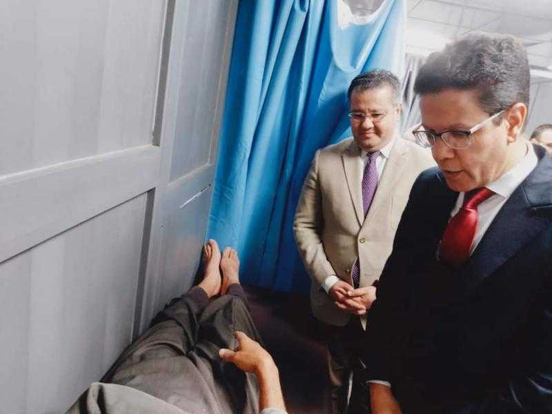 رئيس جامعة بنها يتفقد الخدمة الطبية المقدمة للمرضى بالمستشفى الجامعى