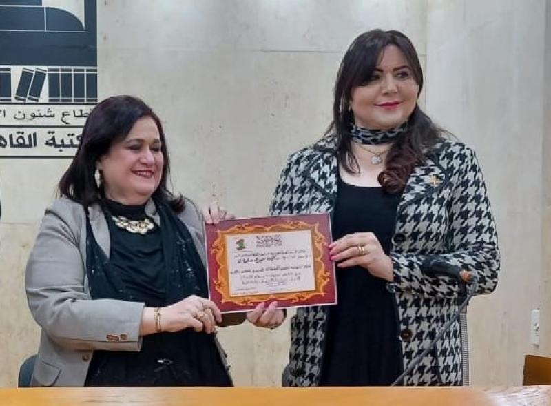 رئيسة المنتدى تكرم الدكتورة سميرة سليمان