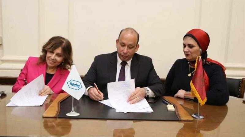اتفاقية بين مستشفيات جامعة القاهرة وشركة روش العالمية لتجديد وتطوير وميكنة المعامل الرئيسية
