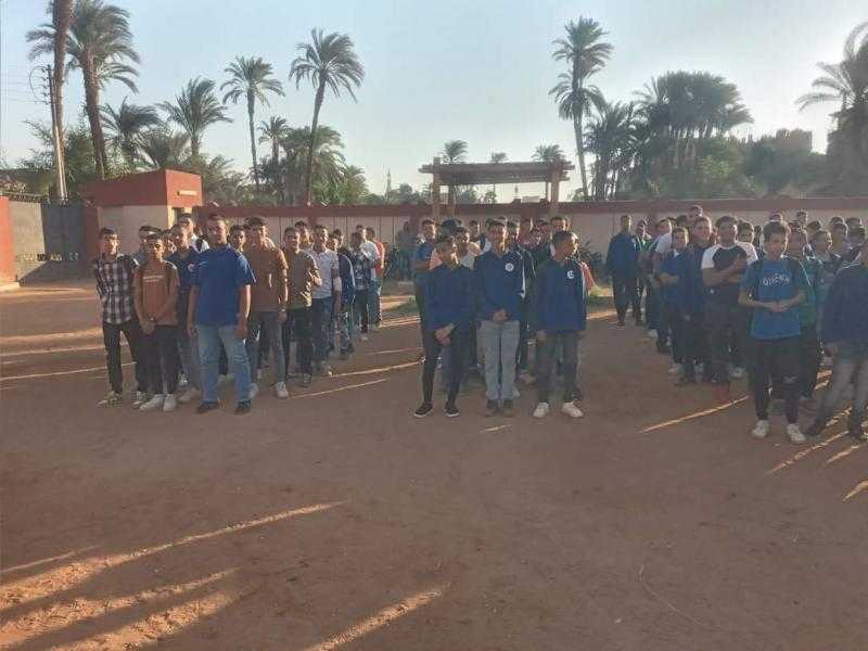 بالصور .. مدرسة نجع الدموكي الإعدادية الثانوية تفتح زراعيها لأبناء نجوع قرية نجع النجار .. وأبناء القرية يستغيثون.