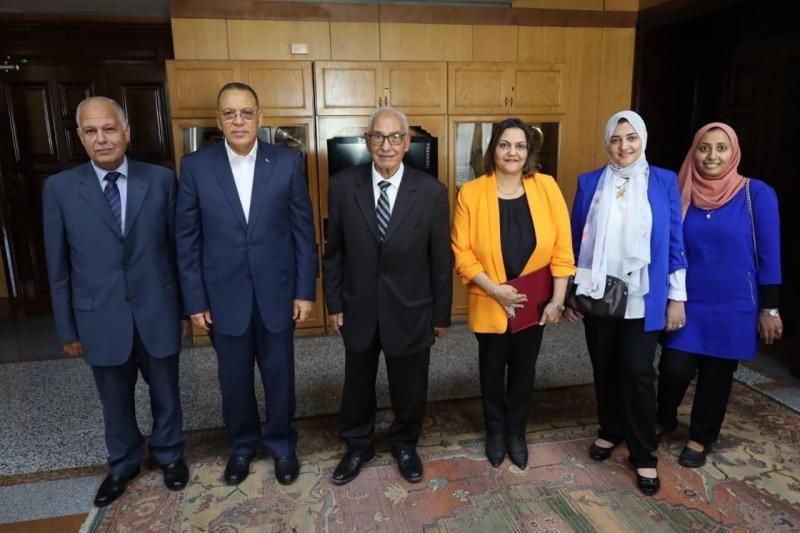 د. علي عجوة أثناء تكريمه في كلية الإعلام
