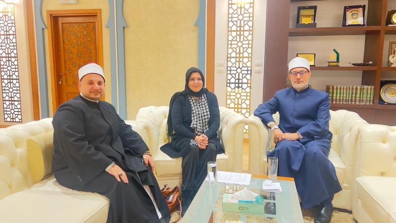 د. سميرة سليمان خلال لقاءها مع فضيلة مفتي الجمهورية