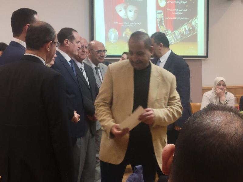 الكاتب سيد عباس خلال تسلمه الجائزة