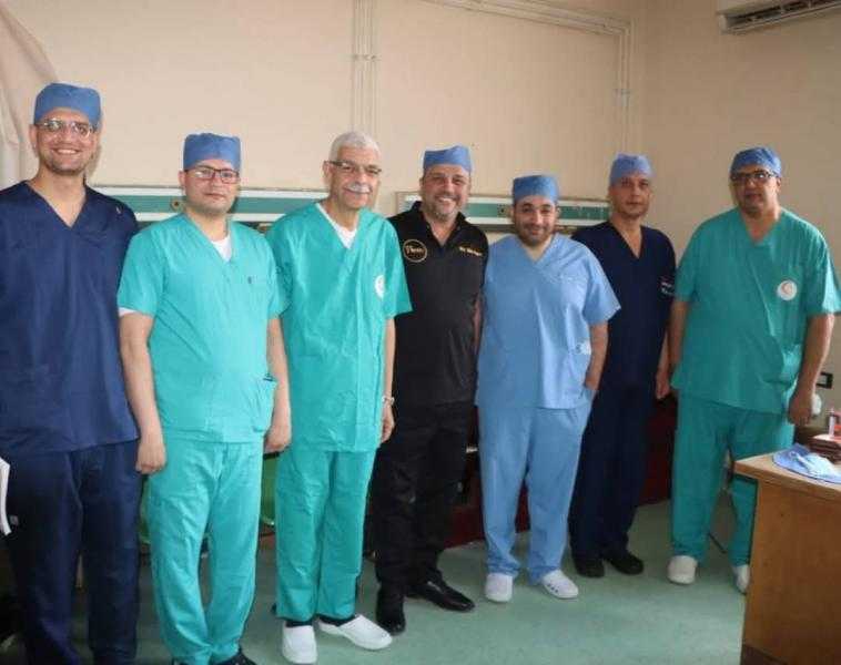 إنجاز طبى جديد لمرضى الأورام.. رئيس جامعة المنوفية يجرى عملية جراحية دقيقة لاستئصال ورم بالفك السفلى وإعادة بناء الوجه