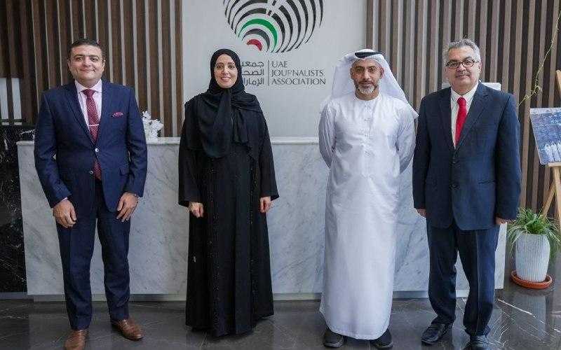 منى خليفة حماد عضو المجلس الوطني الاتحادي تزور جمعية الصحفيين الإماراتية