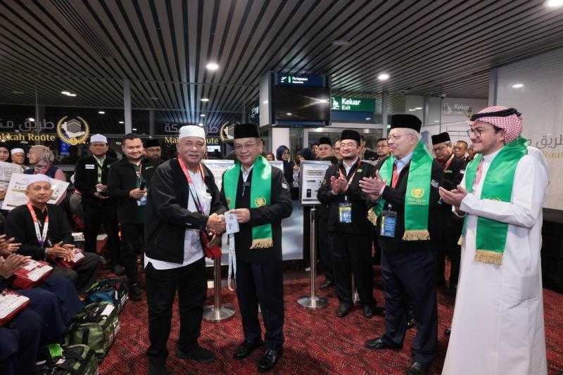 لأول مرة في موسم حج :- تسليم بطاقات ”نسك” خارج السعودية، والبداية لحجاج ماليزيا