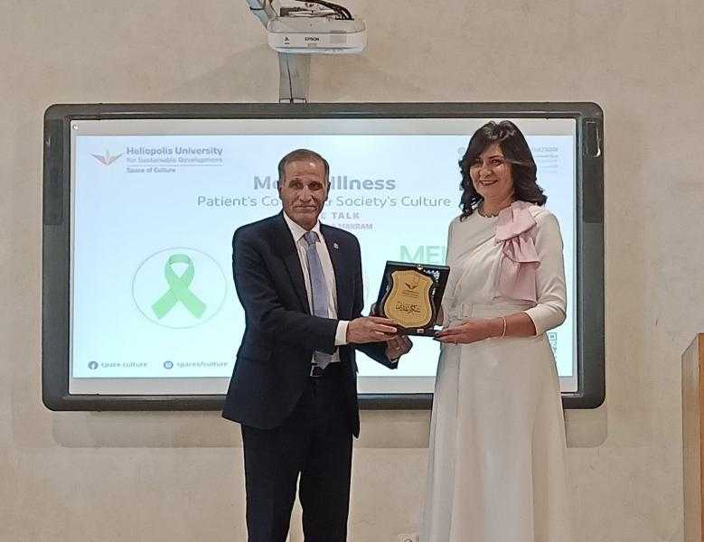 محاضرة للسفيرة نبيلة مكرم بجامعة هليوبوليس حول ثقافة المجتمع نحو المريض النفسى