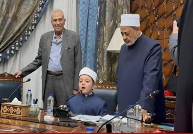 شيخ الأزهر خلال استقباله الطفل حافظ القرآن
