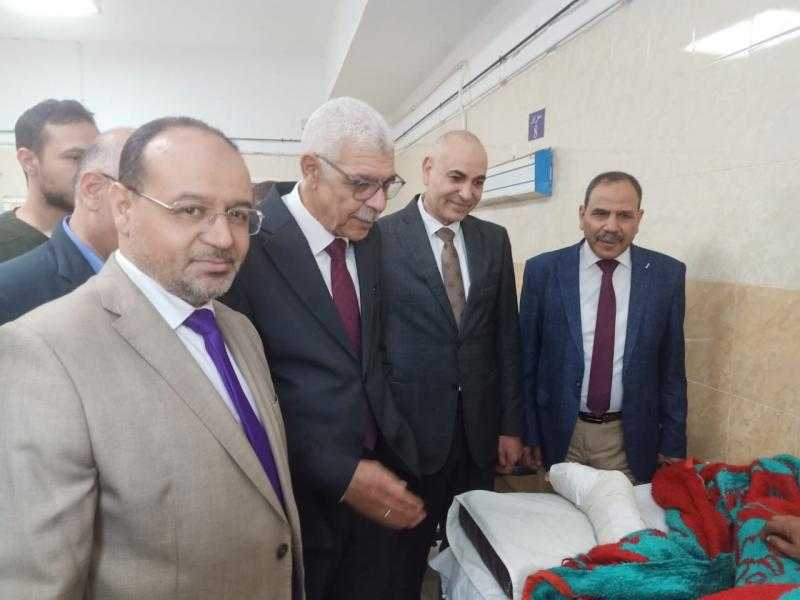 رئيس جامعه المنوفيه يطمئن على حالات المصابين بحادث سقوط مصعد المستشفيات الجامعية