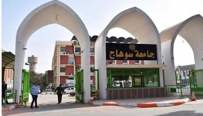 صدمة تصيب الوسط الطبي والشارع السوهاجي .. رئيس الجامعة يهين رئيس قسم وأطباء اخرين بالفاظ خارجة والبصق عليهم !!