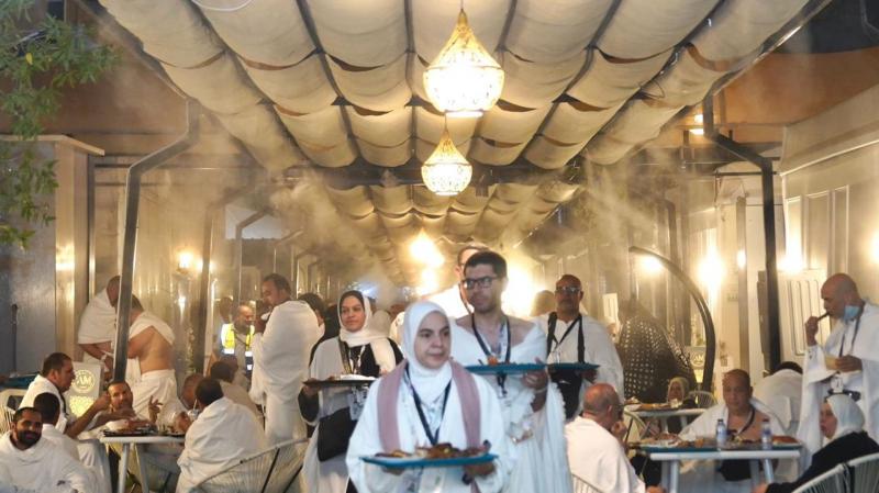 ندوات وعظ وحلقات أدعية بمخيمات الخمس نجوم في عرفات