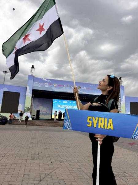 السورية يارا خضير تبهر العالم في بطولات الطيران الشراعي الدولية بكازاخستان
