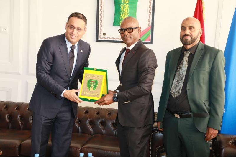 في مستهل زيارته لموريتانيا… رئيس الاتحاد الأفريقي للصحافة الرياضية يلتقي عضو المكتب التنفيذي للفيفا ويزور التليفزيون / صور