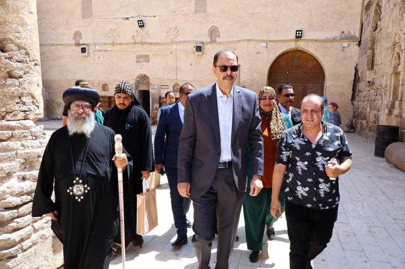 سوهاج .. اللواء سراج الدين في زيارة لـ ” الدير الأبيض ” و ” الدير الأحمر ”