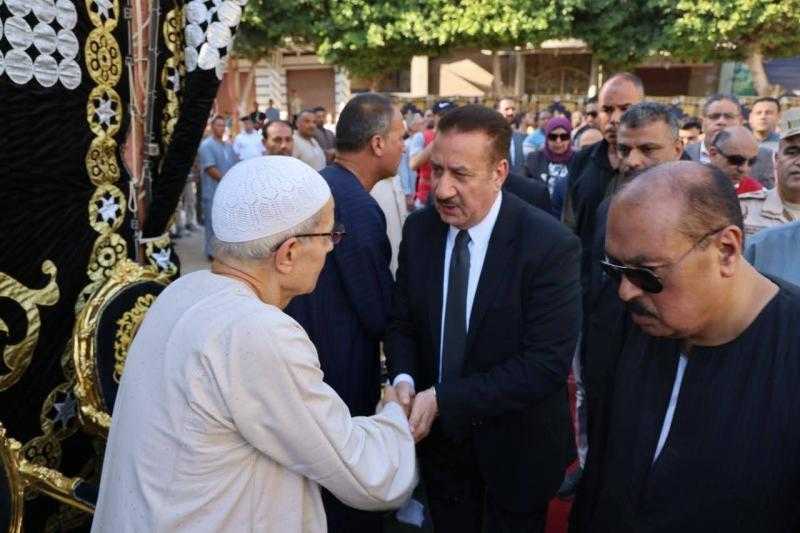 محافظ المنوفية يعزّي أسر شهداء حادث الإقليمي بمنوف