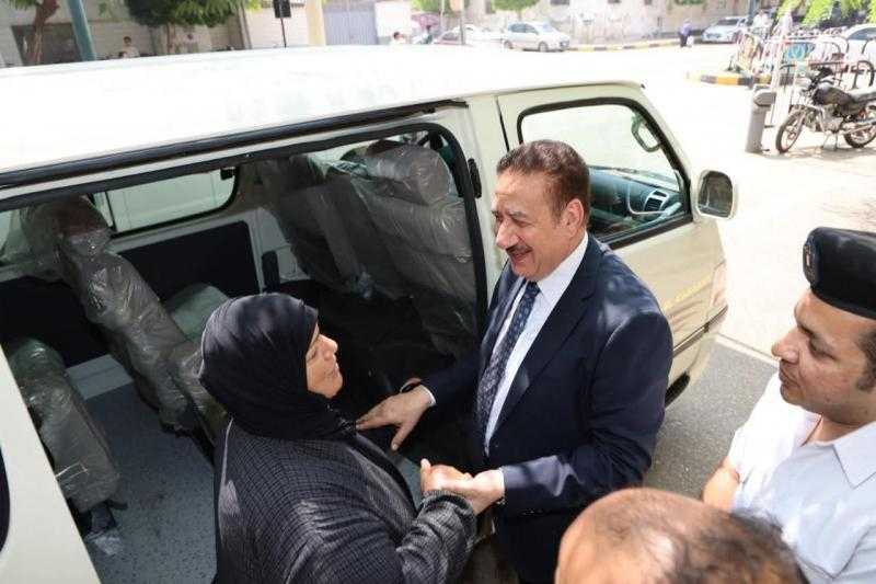 محافظ المنوفية يفي بوعده.. ويسلم ميكروباص جديد لأسرة سائق حادث الإقليمي