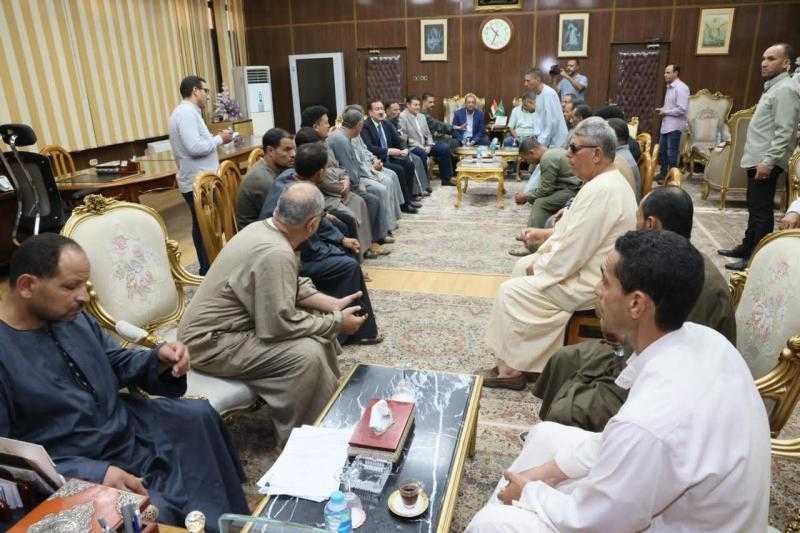 في لقاء إنساني مؤثر.. محافظ المنوفية يلتقي أسر شهداء كفر السنابسة ويوجه بتخليد ذكراهم وخدمة أهالي القرية