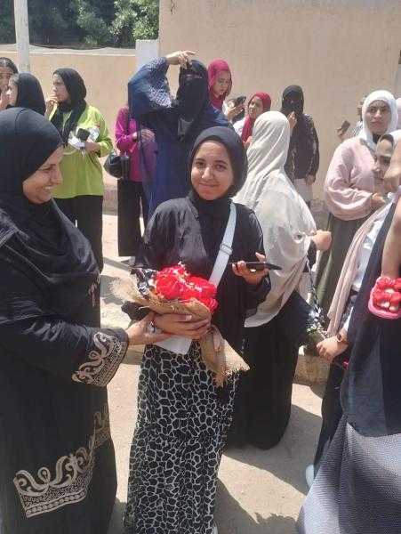 زغاريد وورود وشوكولاتة.. أبرز مظاهر احتفال طلاب الثانوية العامة بالقليوبية بختام الماراثون