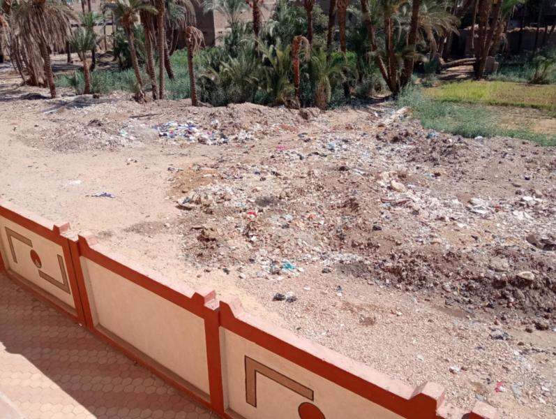 صرخة من سوهاج.. تلال القمامة تحاصر مدرسة فاطمة الزهراء الرسمية للغات بالشعارنة الغربية