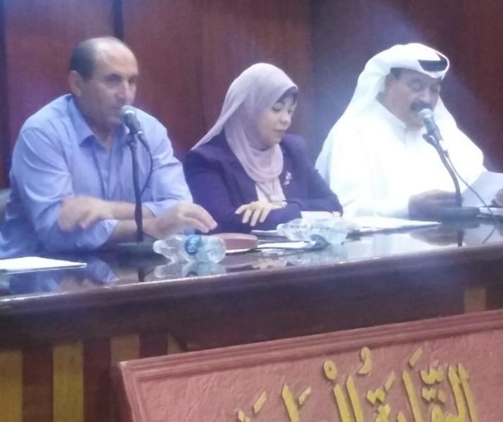 الشاعر علي الدرورة خلال إلقاء قصيدته