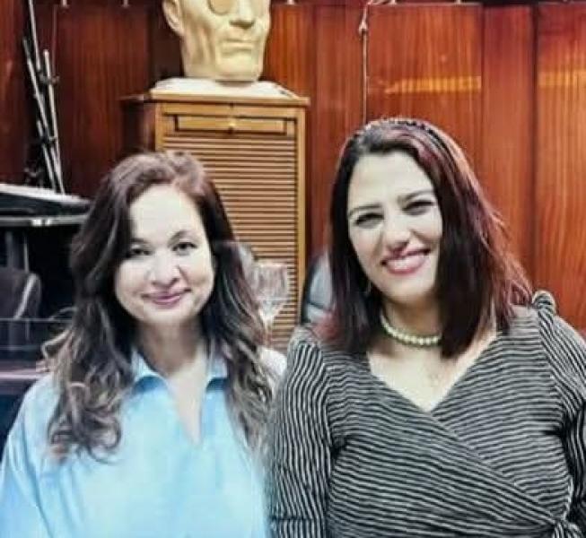 الدكتورة رشا صالح مع الكاتبة الصحفية سمية عبد المنعم 