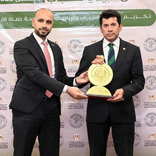 أشرف صبحي ينال درع الجدارة لإطلاقه الاستراتيجية الوطنية للشباب والرياضة