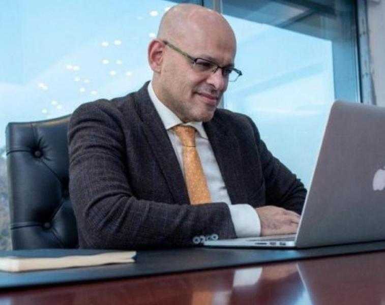 د. محمد عبد الله: فتاة توقفت عن دروس الجيتار بعد سخرية الشارع