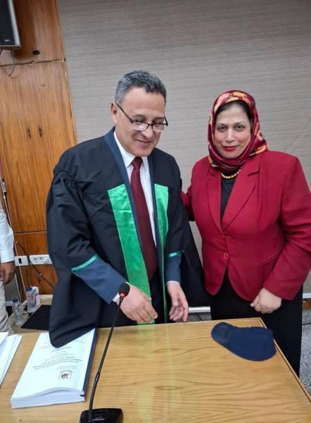 الدكتور أحمد سالم كساب والأستاذة اسماء الحسيني بعد مناقشة الرسالة