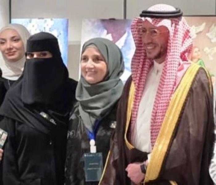 حنان الأعرج.. “ملكة الأوراق” تُوقّع معاهدة الشمس بين نخيل الجزيرة وياسمين الشام